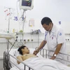 Bác sỹ kiểm tra sức khỏe cho bệnh nhi. (Nguồn: hcmcpv.org.vn)