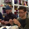 [Video] Đàn ông Mỹ đan len, xóa nhòa định kiến về giới