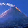 [Video] Vẻ đẹp mê hoặc của ngọn núi lửa cao nhất thế giới