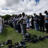 Người Hồi giáo cầu nguyện sau lễ tưởng niệm các nạn nhân thiệt mạng trong vụ xả súng tại Christchurch, New Zealand, ngày 22/3/2019. (Ảnh: AFP/TTXVN) 