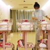 Chăm sóc trẻ sơ sinh tại bệnh viện ở Thượng Hải, Trung Quốc. (Ảnh: AFP/TTXVN) 