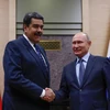 Tổng thống Nga Vladimir Putin (phải) bắt tay với người đồng cấp Venezuela Nicolas Maduro trong cuộc họp tại dinh thự bang Novo-Ogaryovo bên ngoài Moscow vào ngày 5/12/2018. (Nguồn: AFP/Getty Images)