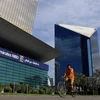 Bên ngoài trụ sở Ngân hàng Emirates NBD của UAE. (Nguồn: The Guardian)