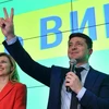 Ứng viên tranh cử Tổng thống Ukraine Volodymyr Zelensky (phải) sau khi kết quả thăm dò bầu cử được công bố ở Kiev ngày 31/3/2019. (Ảnh: AFP/TTXVN) 