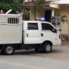 Xe chuyên dụng chở các bị can trong vụ xâm hại tình dục nữ sinh lớp 9 ở Thái Bình đến Tòa án nhân dân thành phố Thái Bình. (Ảnh: Thế Duyệt/TTXVN) 