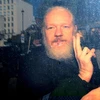 Ông Julian Assange bị áp giải tới tòa án Westminster ở London, Anh ngày 11/4/2019. (Ảnh: Sky News/TTXVN) 