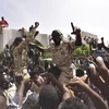 Các binh sỹ quân đội Sudan ăn mừng trên đường phố thủ đô Khartoum sau khi Tổng thống Omar al-Bashir bị bắt, ngày 11/4/2019. (Ảnh: AFP/TTXVN) 