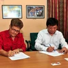 Phó Tổng giám đốc TTXVN Đinh Đăng Quang và Giám đốc Cuba ACN Edda Diz Garcés ký kết biên bản bàn giao trang thiết bị tác nghiệp. (Ảnh: Vũ Lê Hà/TTXVN)
