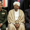 Ông Omar al-Bashir (giữa) lúc là Tổng thống Sudan và Bộ trưởng Quốc phòng Ahmed Awad Ibnouf (trái) tại lễ tuyên thệ nhậm chức của các thành viên nội các ở thủ đô Khartoum ngày 14/3/2019. (Ảnh: AFP/TTXVN) 