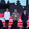 Tổng thống đương nhiệm Indonesia Joko Widodo (trái) và ông Prabowo Subianto (phải) tại cuộc tranh luận ở Jakarta ngày17/2. (Ảnh: AFP/TTXVN)