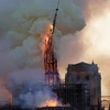 Ngọn tháp của Nhà thờ Đức Bà sụp đổ trong đám cháy (Ảnh nguồn ABC News)