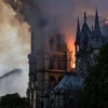 Lửa khói bốc lên dữ dội trên nóc nhà thờ Đức Bà ở Paris, Pháp ngày 15/4/2019. (Ảnh: AFP/TTXVN) 