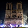 Lính cứu hỏa nỗ lực dập lửa tại hiện trường vụ cháy Nhà thờ Đức Bà ở Paris, Pháp tối 15/4/2019. (Ảnh: AFP/TTXVN)