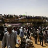 Người biểu tình tập trung bên ngoài tổng hành dinh quân đội ở thủ đô Khartoum, Sudan, phản đối Hội đồng quân sự chuyển tiếp điều hành đất nước, ngày 12/4/2019. (Ảnh: THX/TTXVN)