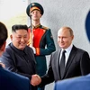 Tổng thống Nga Vladimir Putin (phải) trong cuộc gặp nhà lãnh đạo Triều Tiên Kim Jong-un (thứ 2, trái) tại Trường Đại học Liên bang Viễn Đông ngày 25/4/2019. (Ảnh: AFP/TTXVN) 