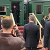Nhà lãnh đạo Triều Tiên Kim Jong-un rời khỏi tàu hỏa khi đến nhà ga Khasan trong hành trình tới thành phố Vladivostok dự Hội nghị thượng đỉnh với Tổng thống Nga Vladimir Putin, ngày 24/4/2019. (Ảnh: YONHAP/TTXVN) 