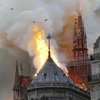 Khói lửa bốc ngùn ngụt tại hiện trường vụ cháy Nhà thờ Đức Bà Paris ngày 15/4/2019. (Ảnh: AFP/TTXVN)