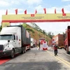 Các xe vận tải xuất nhập khẩu hàng hóa lưu thông trên tuyến đường mới tại Cửa khẩu Quốc tế Hữu Nghị. (Ảnh: Thái Thuần/TTXVN)