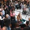 Hành khách mắc kẹt tại sân bay Copenhagen ở Kastrup, Thụy Điển. (Ảnh: AFP/TTXVN)