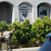 Cảnh sát Mỹ điều tra tại hiện trường vụ xả súng nhằm vào giáo đường Do Thái ở thị trấn Poway, San Diego, bang California ngày 27/4/2019. (Ảnh: AFP/TTXVN)