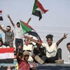 Người biểu tình Sudan phản đối chính quyền do Hội đồng quân sự chuyển tiếp điều hành, tại thành phố Kassala ngày 27/4/2019. (Ảnh: AFP/TTXVN)