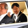 Nhật hoàng Naruhito (phải) tới Hoàng cung ở Tokyo ngày 1/5/2019. (Ảnh: AFP/TTXVN)