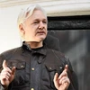 Nhà sáng lập Wikileaks Julian Assange tại Đại sứ quán Ecuador ở London, Anh ngày 19/5/2017. (Ảnh: AFP/ TTXVN)