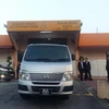 Xe của Cục nhập cư chở Đoàn Thị Hương rời nhà tù để trở về quê nhà. (Ảnh: Hoàng Nhương/Vietnam+)