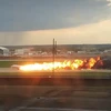 [Photo] Máy bay Superjet 100 của Nga cháy rừng rực trên đường băng