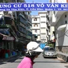 Chung cư 518 Võ Văn Kiệt bị nghiêng lún, mất an toàn cho cư dân. (Ảnh: Trần Xuân Tình/TTXVN)