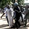 Lực lượng an ninh Cameroon chuyển một nạn nhân vụ tấn công được cho là do phiến quân Boko Haram tiến hành ở thành phố miền Bắc Maroua. (Ảnh: AFP/TTXVN)