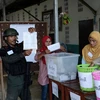 Nhân viên cơ quan bầu cử kiểm phiếu tại điểm bầu cử ở Narathiwat, Thái Lan ngày 24/3/2019. (Ảnh: AFP/TTXVN)