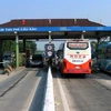 Các phương tiện giao thông qua Trạm thu phí Cầu Rác, Hà Tĩnh. (Ảnh: Công Tường/TTXVN) 