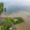 Nước từ sông Mississippi chảy tràn ra các con đường và nhấn chìm các ngôi nhà tại Winfield. (Ảnh: AP)