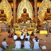 Các tăng ni, Phật tử từ mọi miền đến lễ tại điện Tam Thế, chùa Tam Chúc - nơi sẽ diễn ra Đại lễVesak Liên hợp quốc 2019 . (Ảnh: Thành Đạt/TTXVN)