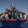 Tàu chở người di cư trên Địa Trung Hải, ngoài khơi bờ biển Libya, ngày 2/8/2017. (Ảnh: AFP/ TTXVN)