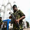 Cảnh sát Sri Lanka gác bên ngoài một nhà thờ Hồi giáo ở Colombo. (Ảnh: AFP/TTXVN)