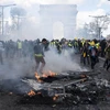 Người biểu tình "Áo vàng" đốt các rào chắn trên đại lộ Champs-Elysees tại thủ đô Paris, Pháp, ngày 16/3/2019. (Ảnh: THX/TTXVN)