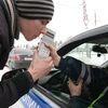Một sỹ quan cảnh sát giao thông tiến hành kiểm tra nồng độ cồn của tài xế. (Nguồn: RIA Novosti)