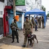 Lực lượng an ninh gác bên ngoài một đền thờ Hồi giáo ở Colombo, Sri Lanka ngày 26/4/2019. (Ảnh: AFP/TTXVN)