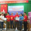 Đại diện đơn vị ủng hộ bàn giao quà tặng cho đoàn công tác của Hiệp hội Hoa Đà Lạt đi Trường Sa. (Ảnh: Nguyễn Dũng/TTXVN)