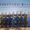 Thứ trưởng Bộ Ngoại giao Nguyễn Quốc Dũng (ngoài cùng bên phải) và các trưởng đoàn chụp ảnh chung. Ảnh: Lương Tuấn/TTXVN)