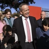 Lãnh đạo Công đảng đối lập ông Bill Shorten (giữa) tại một địa điểm bầu cử ở Melbourne ngày 18/5. (Ảnh: AFP/TTXVN)