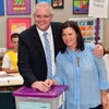 Thủ tướng Australia Scott Morrison và phu nhân bỏ phiếu tại một địa điểm bầu cử ở Sydney ngày 18/5. (Ảnh: AFP/TTXVN)