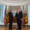 Trong ảnh: Ngoại trưởng Mỹ Mike Pompeo (phải) và người đồng cấp Sri Lankan Tilak Marapana (trái) trước cuộc gặp ở Washington, DC, Mỹ ngày 16/5. (Ảnh: AFP/TTXVN)