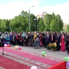 Lễ kỷ niệm 129 năm ngày sinh Hồ Chí Minh tại Ulianovsk thu hút hàng trăm người tham gia. (Ảnh: Lê Hằng/Vietnam+)