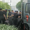 Cảnh sát triển khai các trang bị chống bạo động. (Ảnh: Đỗ Quyên/Vietnam+)