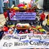 Các nhà hoạt động môi trường biểu tình bên ngoài Đại sứ quán Canada ở thủ đô Manila, ngày 21/5, yêu cầu Canada nhanh chóng chuyển rác thải khỏi Philippines. (Ảnh: AFP/TTXVN)