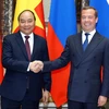 Thủ tướng Liên bang Nga Dmitri Medvedev đón Thủ tướng Nguyễn Xuân Phúc. (Ảnh: Thống Nhất/TTXVN)