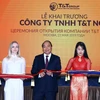 Thủ tướng Nguyễn Xuân Phúc và các đại biểu thực hiện nghi thức cắt băng khai trương Văn phòng Công ty TNHH T&T Nga. (Ảnh: Thống Nhất - TTXVN)